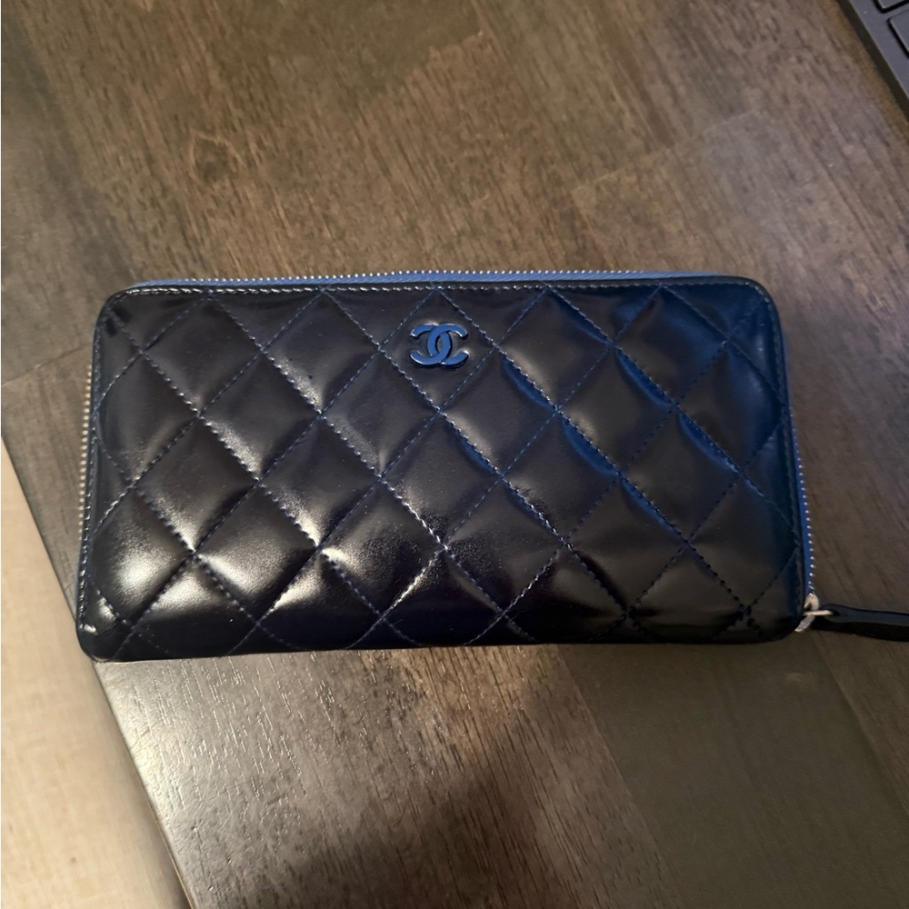 CHANEL Navy Patent leatherQuilted Wallet